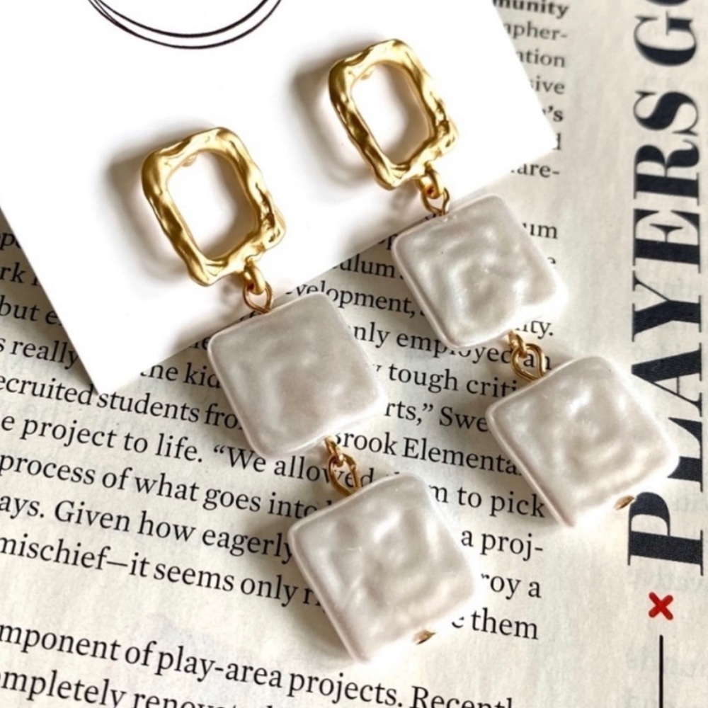 NWOT BRUSHED GOLD PEARL SQUARE DANGLE STATEMENT FASHION EARRINGS
